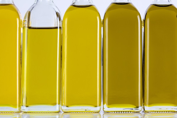  Garrafas de azeite de oliva em uma linha e tons diferentes