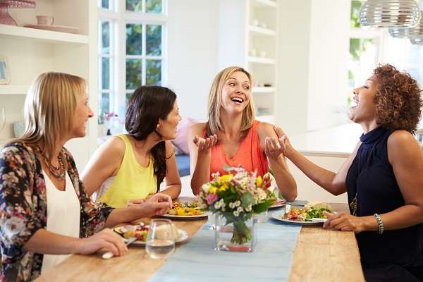 grupo de namoradas comendo na cozinha