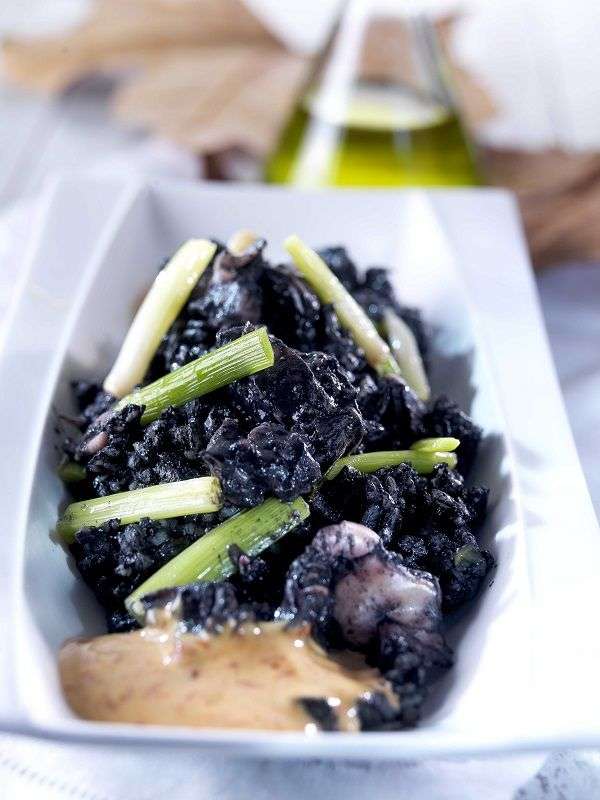 Receita de arroz negro com ‘sepionet’ e cebolinha fresca