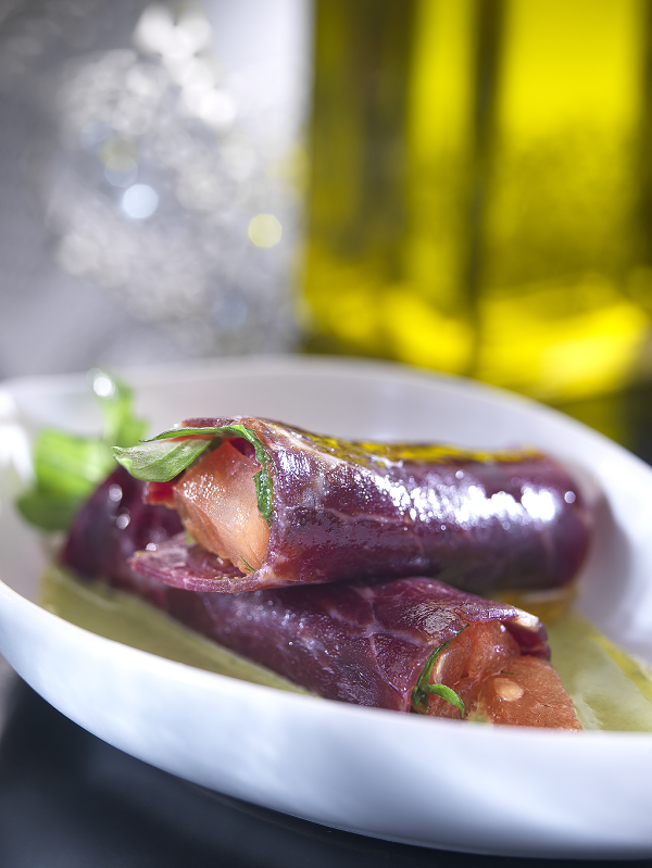 Canelone de presunto ibérico recheado de tomate e rúcula