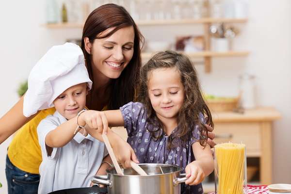 Crianças cozinhando