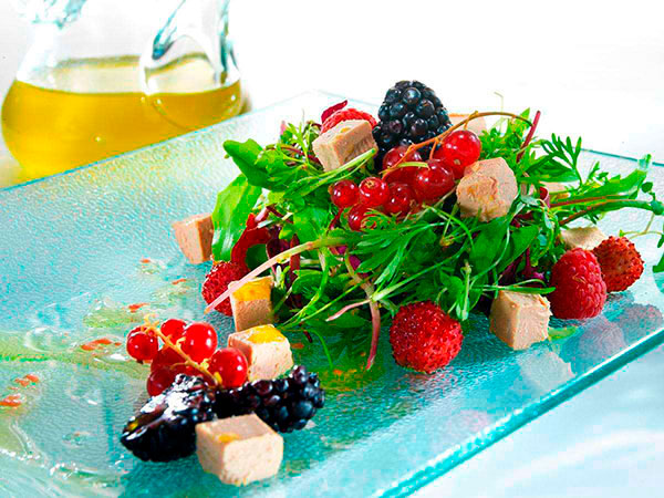 Salada de 'mi cuit' de 'foie' e frutas silvestres