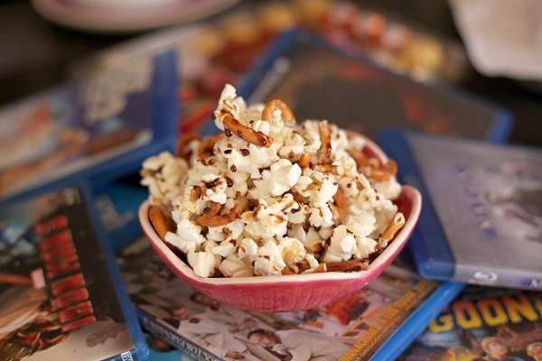 Pipoca doce com caramelo e pretzel