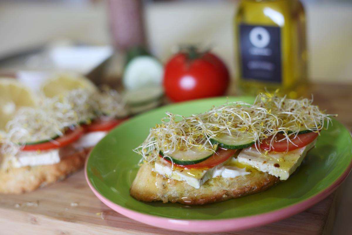 Tosta de tofu y vegetales