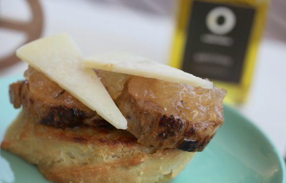 Torrada de contrafilé com cebola caramelizada e queijo