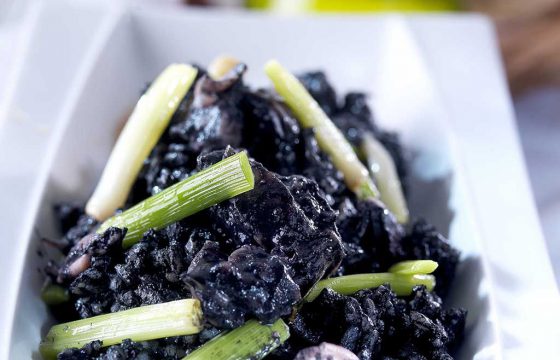 Arroz negro com sepionet e cebolinha fresca