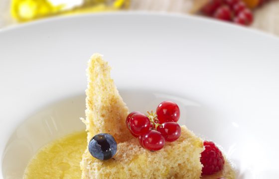 Sopa de abacaxi com biscoito de chocolate branco e um toque de frutas silvestres