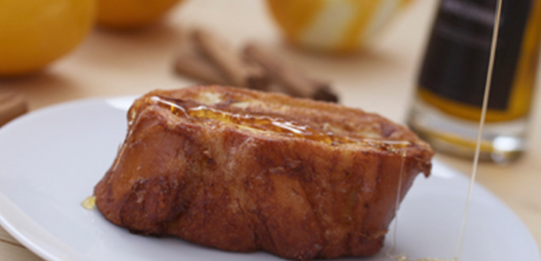 Torrijas closeup de uma torrija em um garfo um doce típico