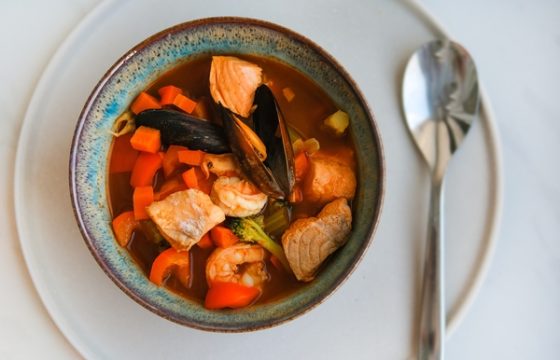 Receita: Sopa de peixe e frutos do mar com azeite de oliva