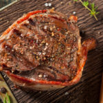 Bife do lombo de vaca enrolado com grama orgânica