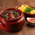 Conheça a história da feijoada e aprenda uma receita vegana que realça seus sabores