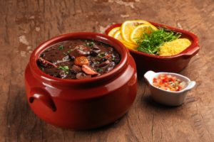 Conheça a história da feijoada e aprenda uma receita vegana que realça seus sabores