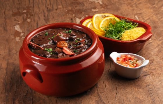 Conheça a história da feijoada e aprenda uma receita vegana que realça seus sabores