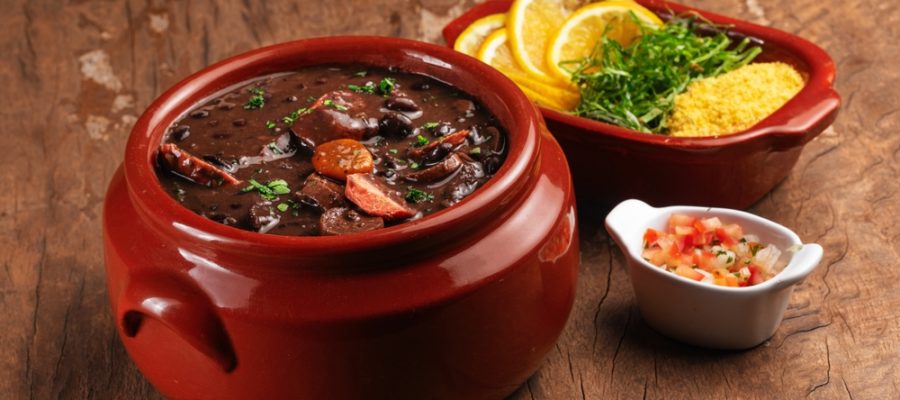 Conheça a história da feijoada e aprenda uma receita vegana que realça seus sabores