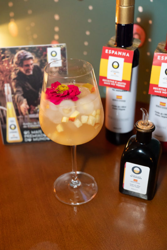 Taça de vinho com clericot de cajú e Azeite de Oliva de Espanha.