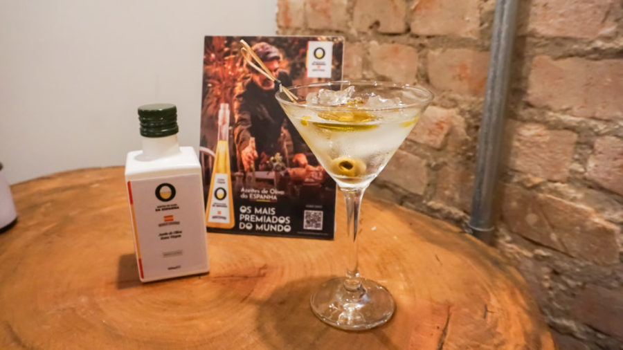 Taça de Dry Martini e Azeite de Oliva da Espanha
