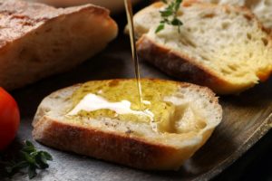 Outra combinação simples, mas profunda: azeite de oliva extra virgem com pão de fermentação natural.