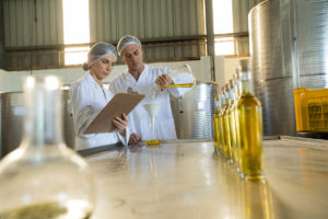 A rastreabilidade do Azeite de Oliva da Espanha inclui uma análise meticulosa do produto.