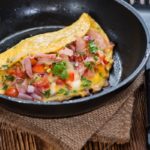 Para um café da manhã saudável, uma omelete brasileira com azeite de oliva
